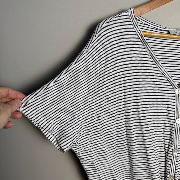 Aura Women's Button Up V-Neck Cropped‎ Black + White Top Waist Tie Beach Medium - Picture 2 of 13